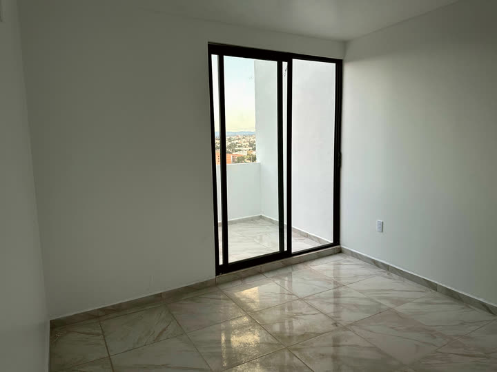 Recámara con vista a la ciudad, casa 1.