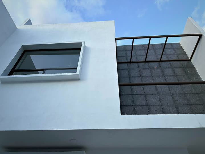 Terraza con pérgola, casa 2.